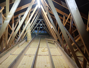 Zateplení stropu rodinného domu pomocí foukané izolace